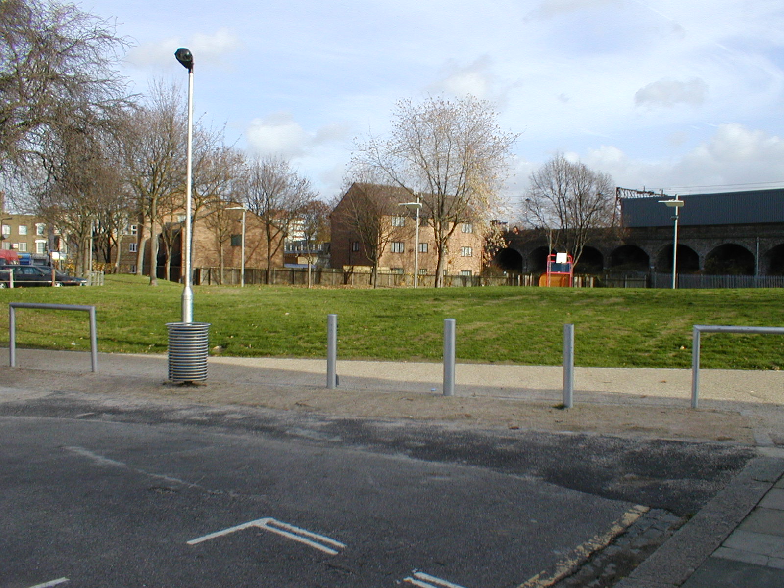 Roslyn Road gate, November 2003